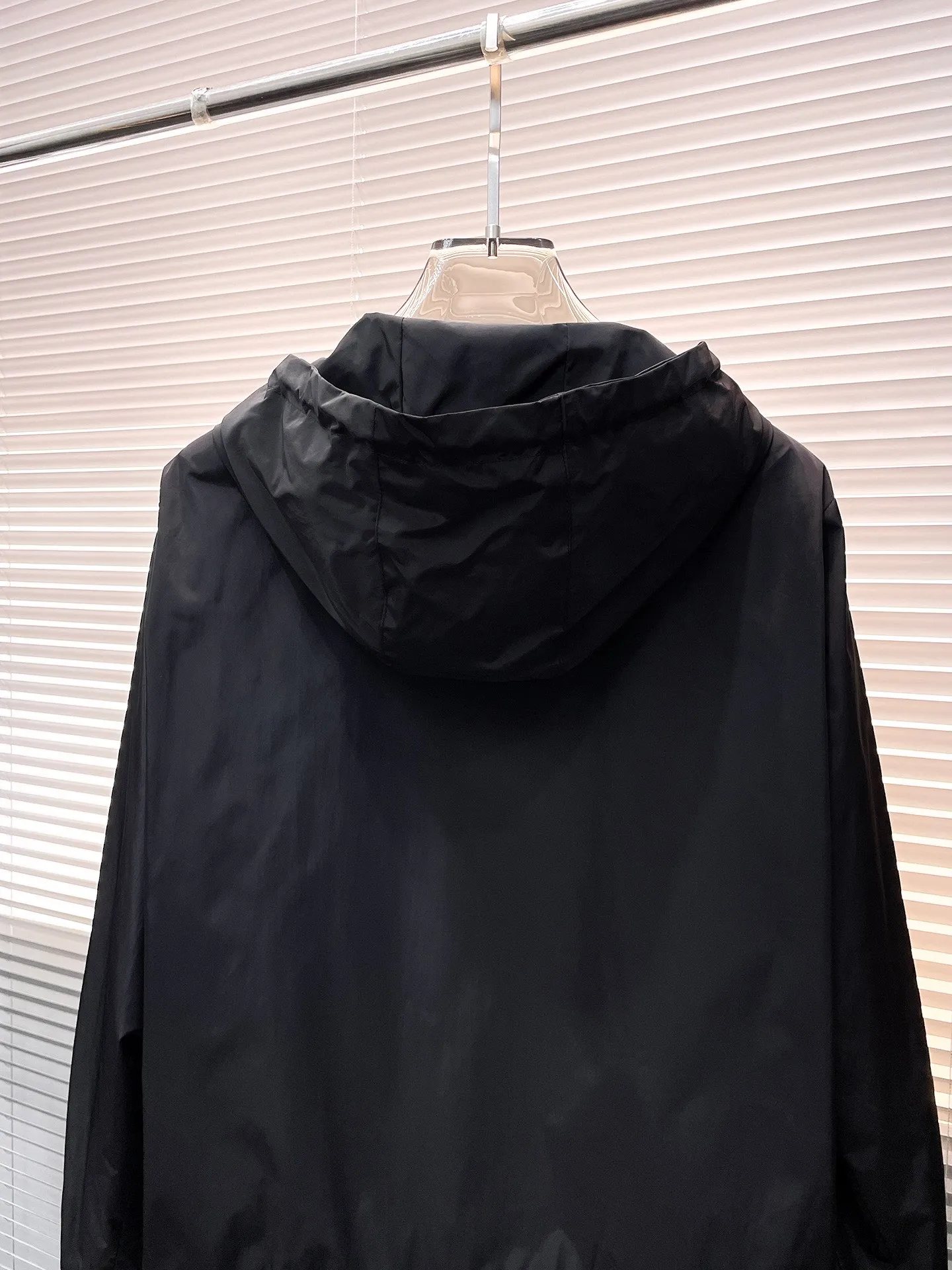 Baibaoli 2026 spring New Arrival jacket, new show product‼ The product is in perfect condition. It is comfortable and warm to wear on both sides. It has all three labels and the color is full and attractive. The design is very outstanding and can easily enhance the fashion sense. The workmanship is extremely sophisticated and rigorous, and the wiring is neat and meticulous! A masterpiece from a famous designer! The upper body does not look bloated and is super handsome! In Stock Sizes：M～XXXL